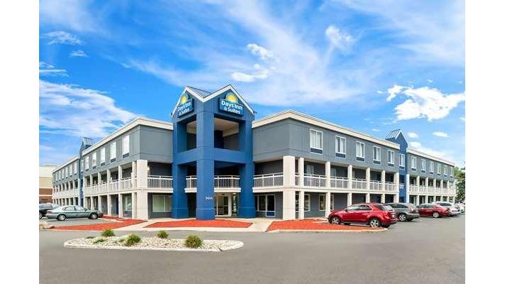 Days Inn & Suites by Wyndham Warren — photo